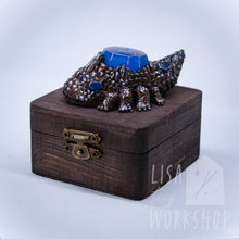 Load image into Gallery viewer, Casket Titanite - Crystal lizard