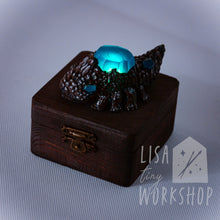 Load image into Gallery viewer, Casket Titanite - Crystal lizard